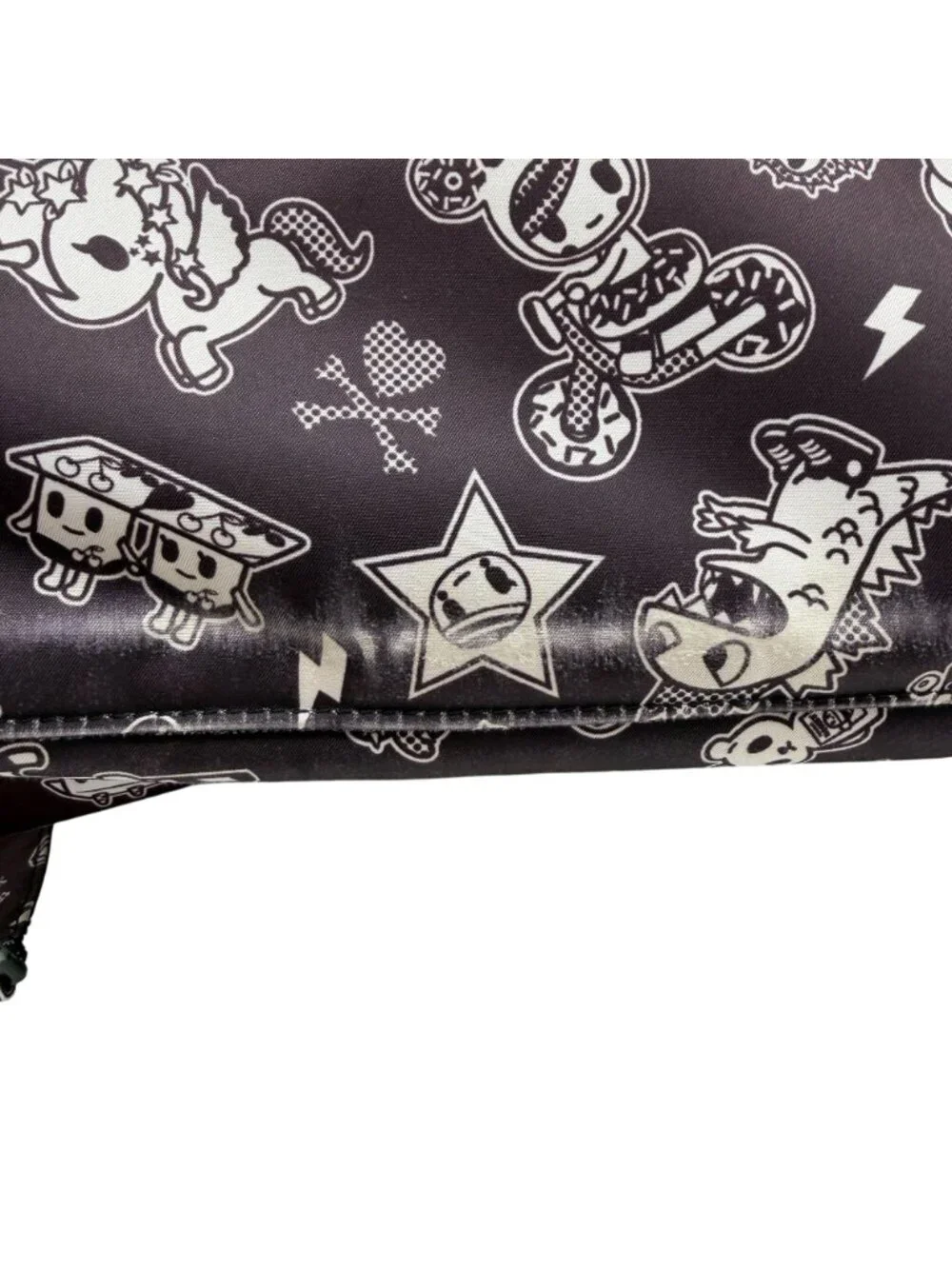 TokiDoki X JuJuBe‎ Queens Court diaper bag maroon white zippered backpack